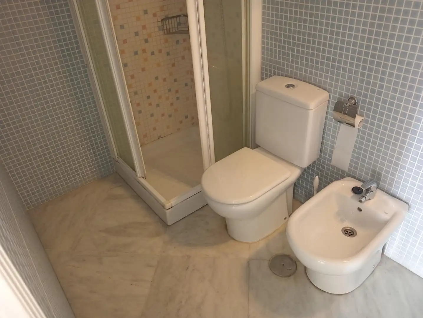 Bathroom of Flat for rent in Sevilla  with Air Conditioner, Storage room and Balcony