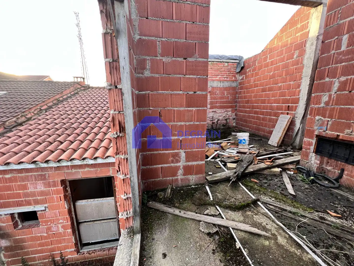Vista exterior de Casa adosada en venda en Oviedo  amb Jardí privat