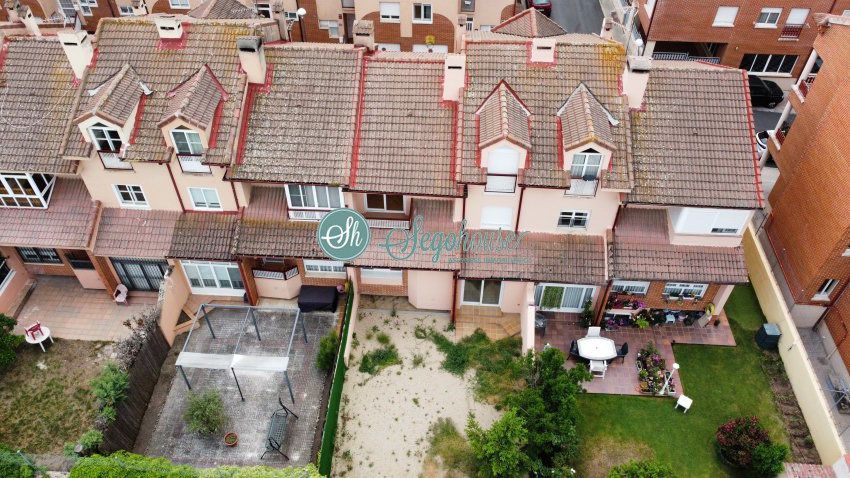 Exterior view of House or chalet for sale in La Lastrilla   with Heating, Parquet flooring and Terrace