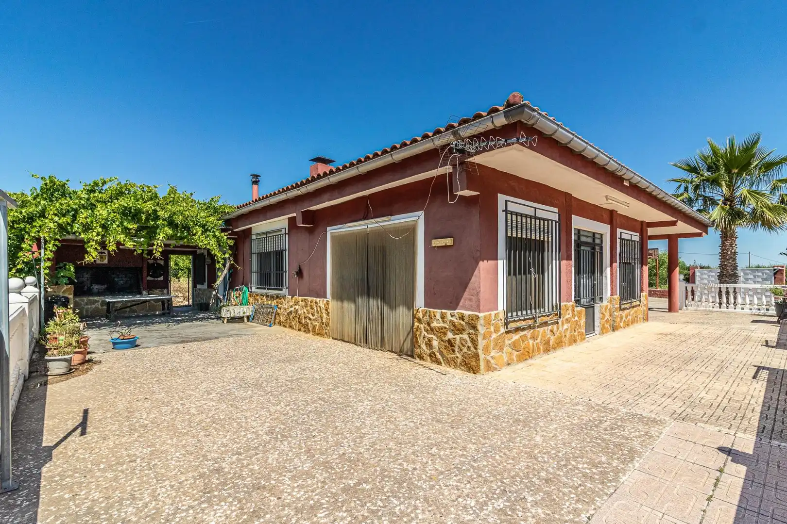 Außenansicht von Haus oder Chalet zum Verkauf in Carlet mit Privatgarten, Terrasse und Schwimmbad