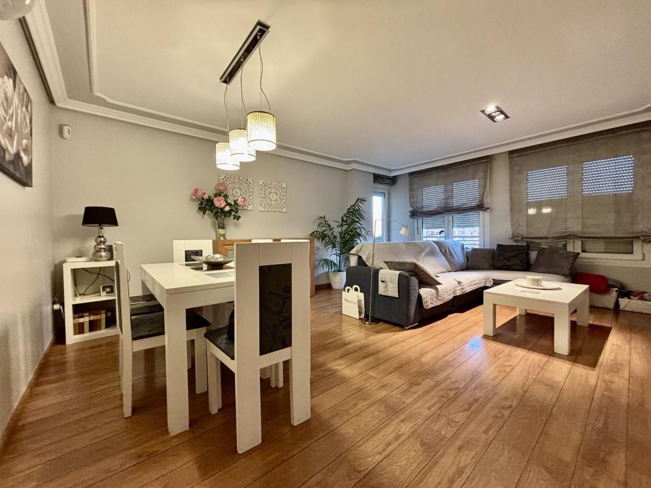 Living room of Flat for sale in  Zaragoza Capital  with Air Conditioner, Heating and Terrace