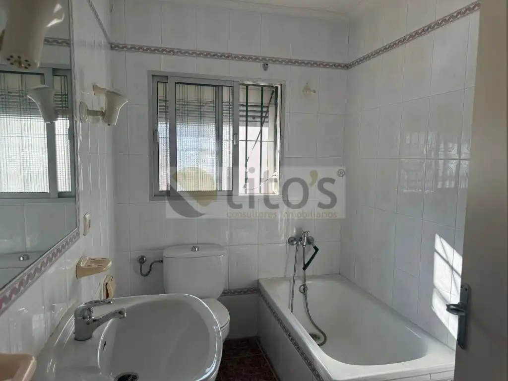 Badezimmer von Einfamilien-Reihenhaus zum Verkauf in Dos Hermanas