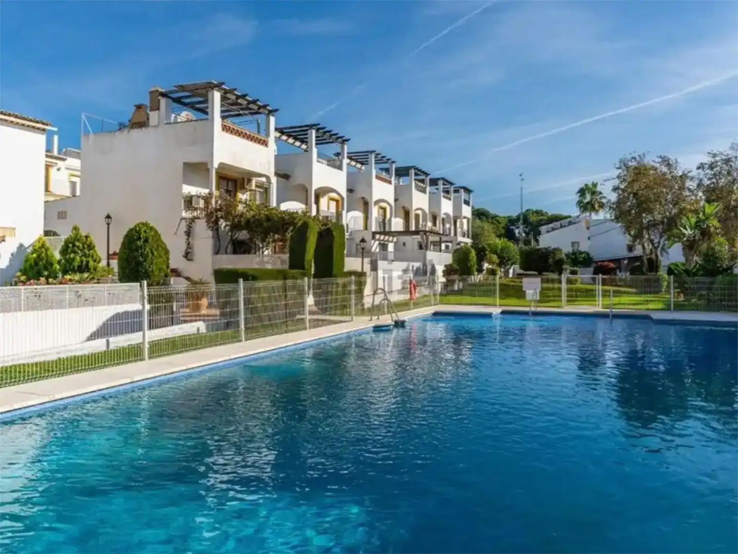 Vista exterior de Planta baixa en venda en Marbella amb Terrassa, Piscina i Balcó
