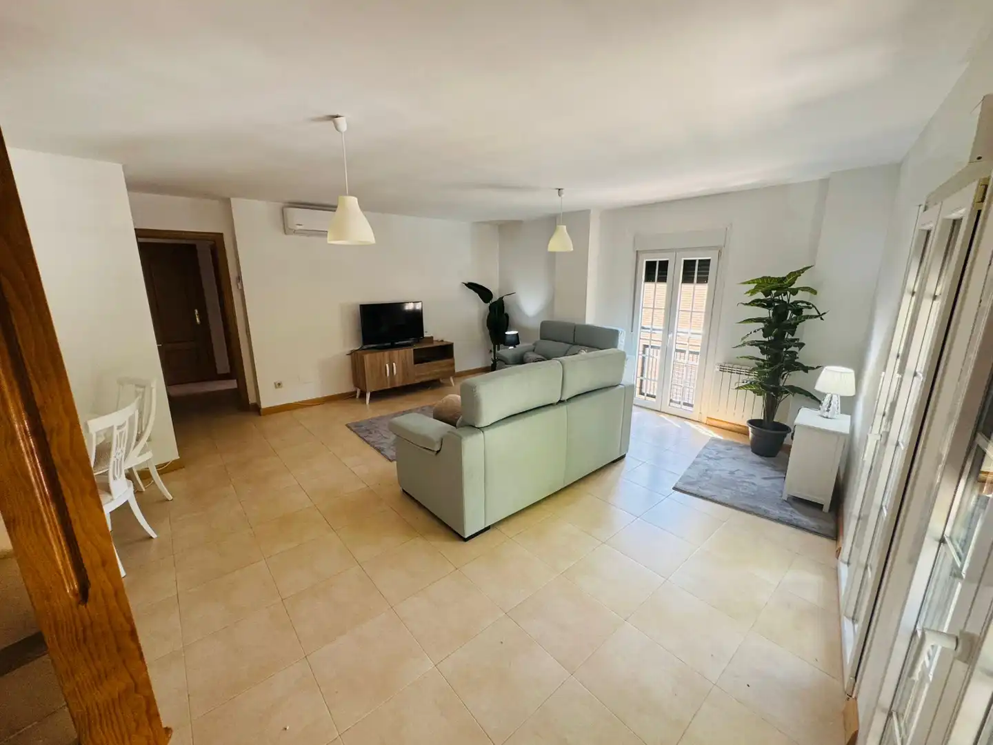 Living room of Duplexes for rent in Sevilla la Nueva  with Air Conditioner, Heating and Storage room