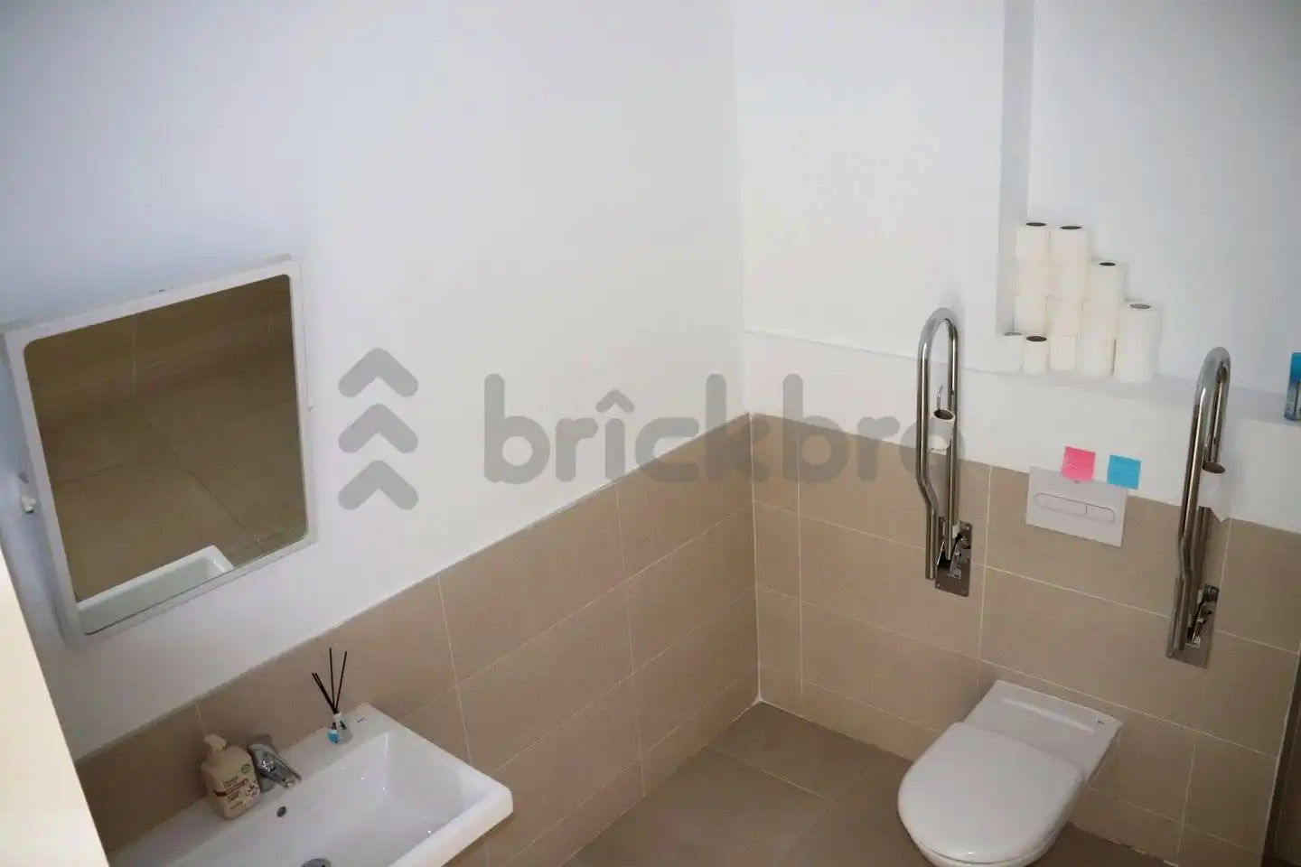 Bathroom of Office for rent in Madrid  with Air Conditioner and Heating