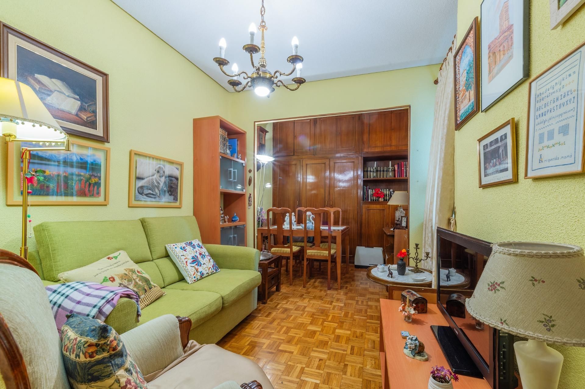 Living room of Flat for sale in  Madrid Capital  with Heating and Alarm