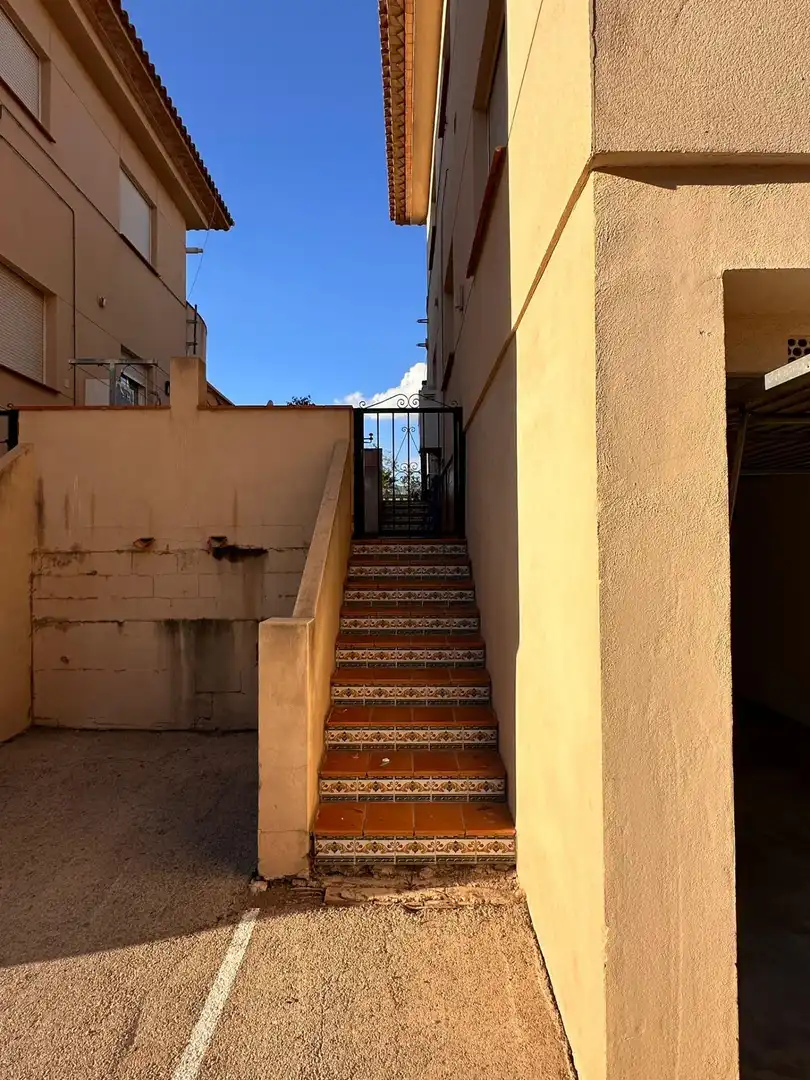 Vista exterior de Casa adosada en venda en La Nucia amb Jardí privat, Terrassa i Traster