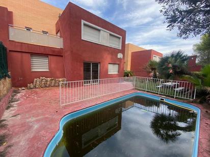 Vista exterior de Casa adosada en venda en Chiva amb Terrassa, Piscina i Balcó