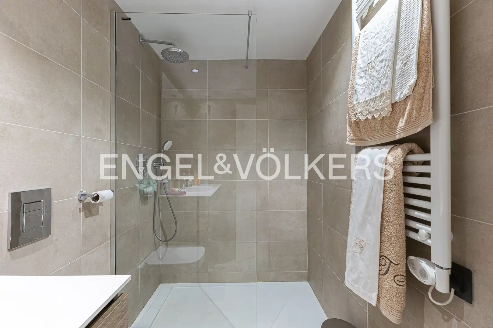 Bathroom of Flat for rent in Barcelona  with Air Conditioner, Heating and Parquet flooring