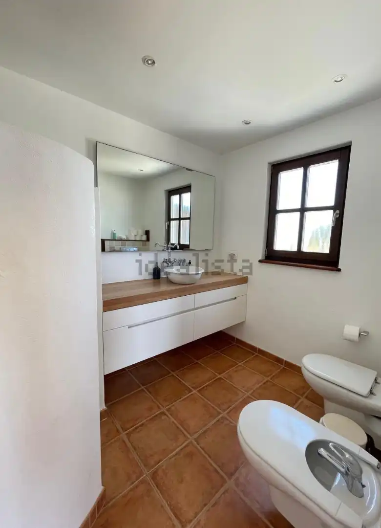 Bany de Casa o xalet en venda en San Bartolomé amb Aire condicionat, Jardí privat i Terrassa
