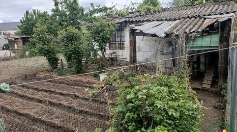 Terreno rustico en plena ciudad de Ponferrada, cerrado y con caseta