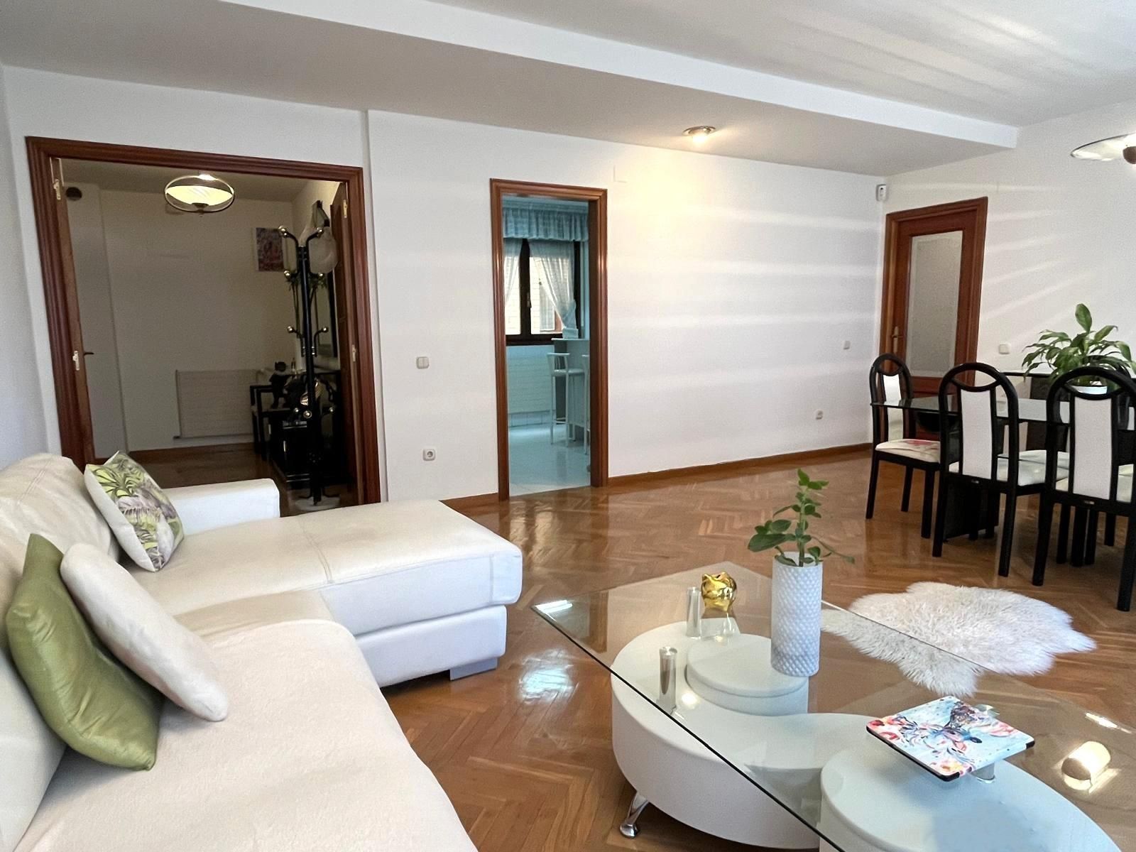 Sala de estar de Piso en venta en  Pamplona / Iruña con Calefacción, Parquet y Balcón
