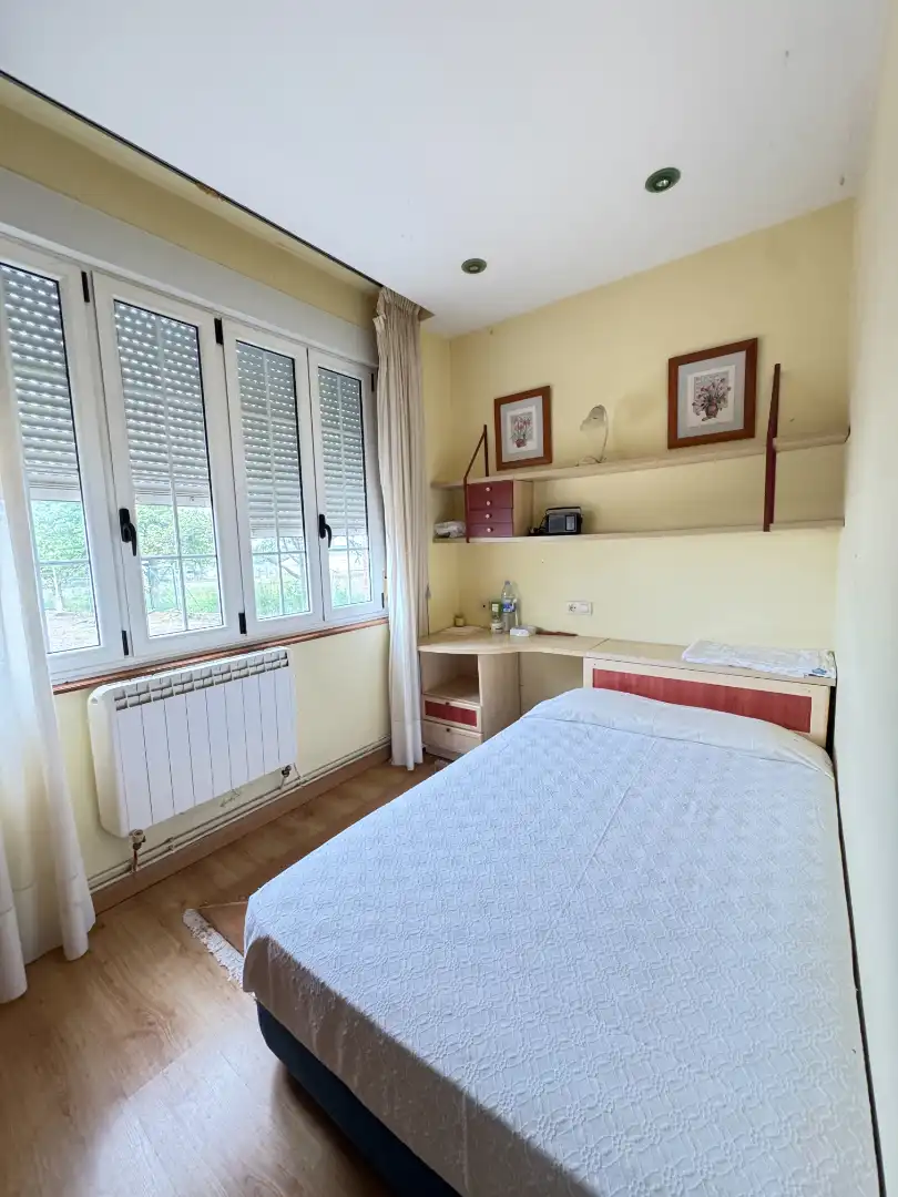 Dormitori de Casa o xalet en venda en Castrillón amb Calefacció, Jardí privat i Parquet