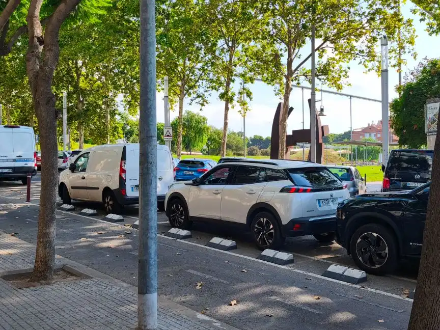 Aparcament de Local de lloguer en Esplugues de Llobregat amb Aire condicionat