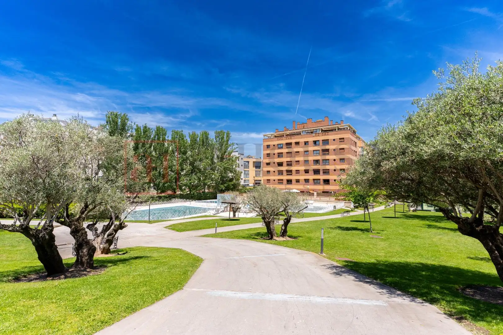 Schwimmbecken von Wohnung zum Verkauf in Madrid mit Klimaanlage, Heizung und Privatgarten