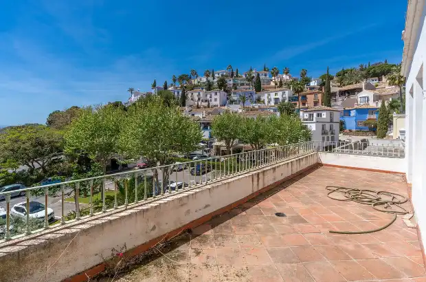 Außenansicht von Geschaftsraum zum Verkauf in Benahavís mit Terrasse und Möbliert