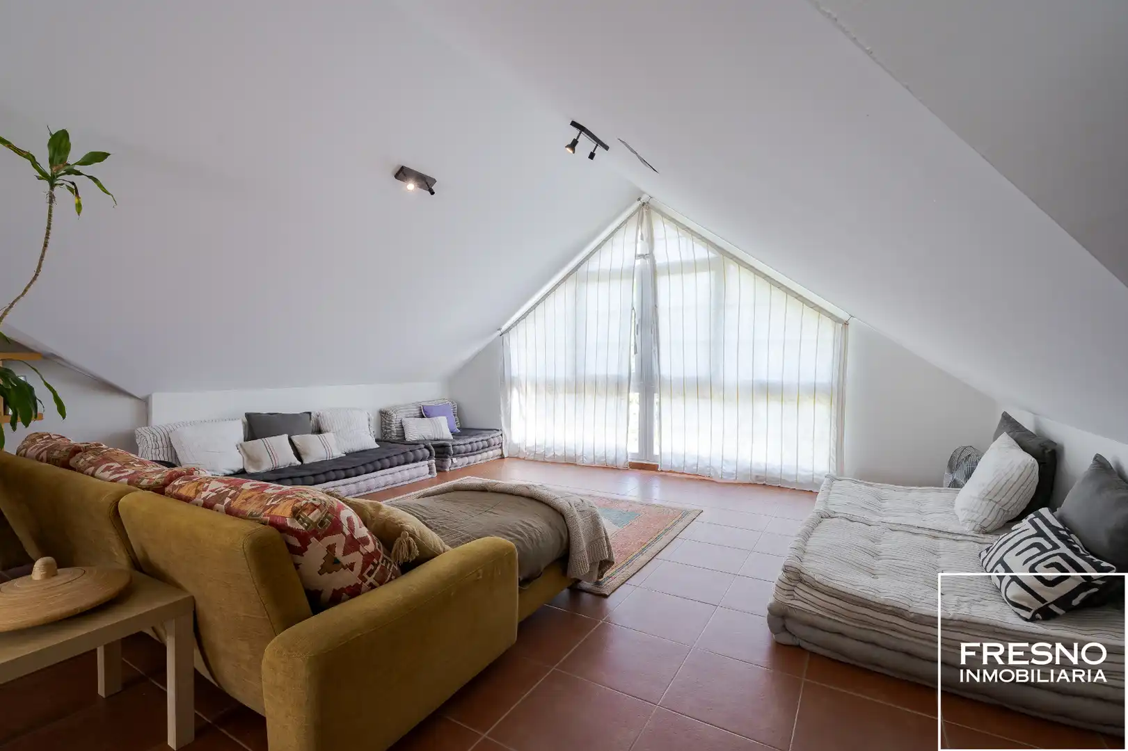 Sala d'estar de Casa adosada en venda en Cobeña amb Aire condicionat, Calefacció i Jardí privat