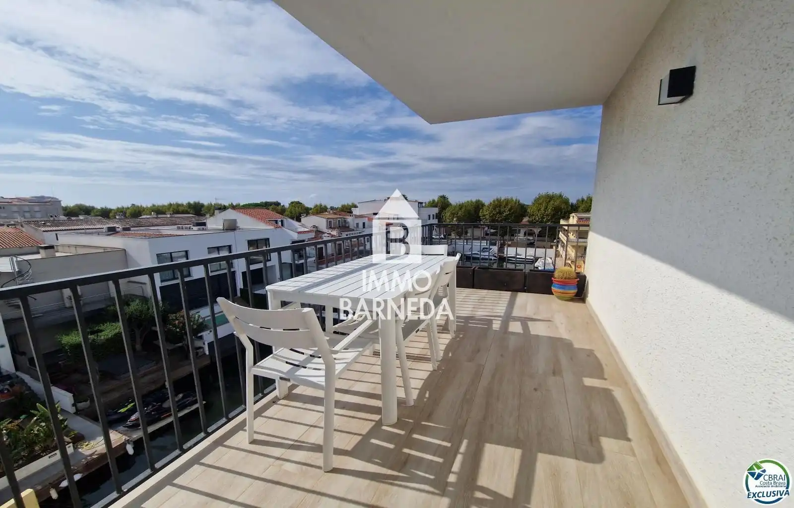 Vista exterior de Pis en venda en Empuriabrava amb Aire condicionat, Calefacció i Terrassa