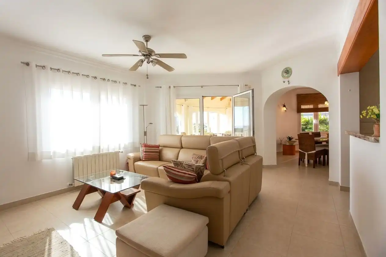 Sala d'estar de Casa o xalet en venda en Calpe / Calp amb Aire condicionat, Calefacció i Jardí privat