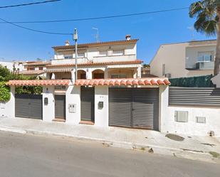 Vista exterior de Casa adosada en venda en Sant Pere de Ribes amb Jardí privat i Terrassa