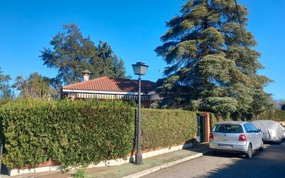 Vista exterior de Casa o xalet en venda en Carmona amb Aire condicionat, Calefacció i Jardí privat
