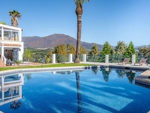 Piscina de Casa o xalet en venda en Marbella amb Aire condicionat, Calefacció i Jardí privat