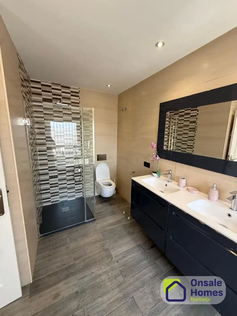 Baño de Casa adosada en venta en Marbella con Aire acondicionado, Jardín privado y Terraza