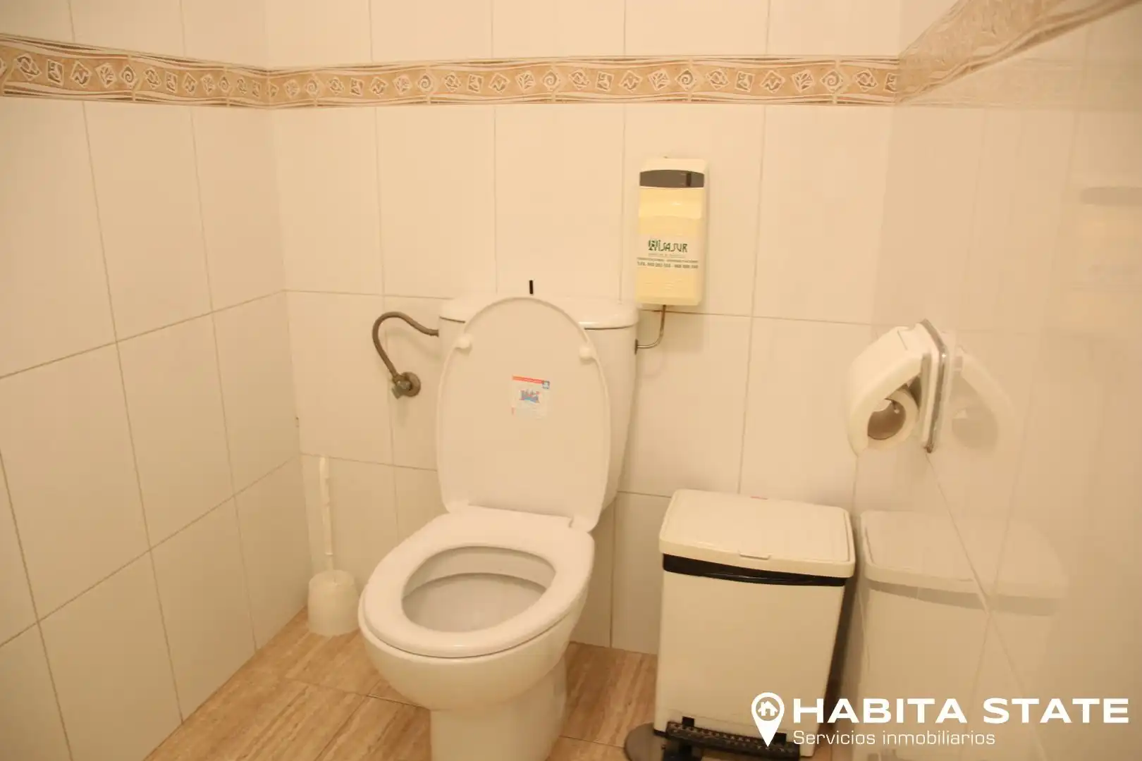 Baño de Local de alquiler en Almería con Aire acondicionado