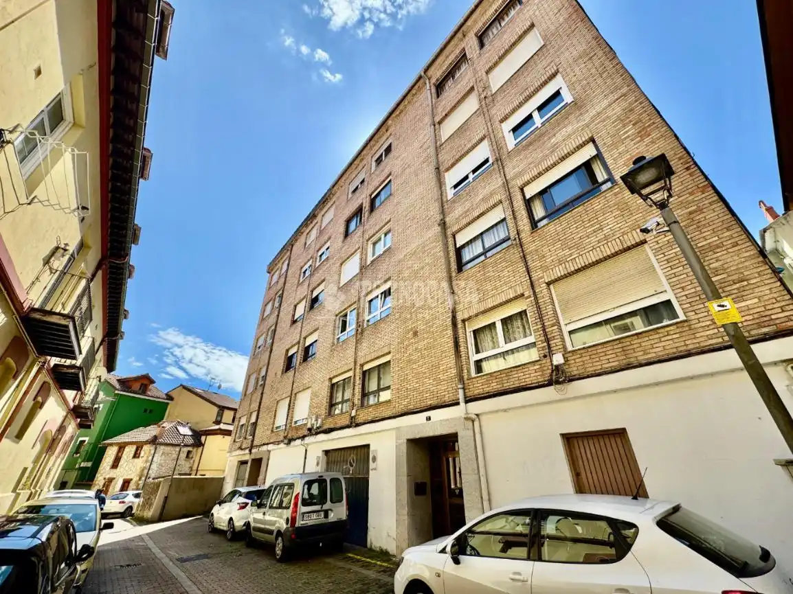 Vista exterior de Piso en venta en El Astillero   con Calefacción y Parquet
