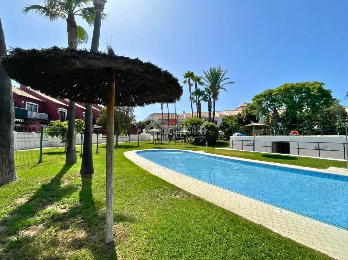 Vista exterior de Ático en venta en Chiclana de la Frontera con Trastero y Balcón