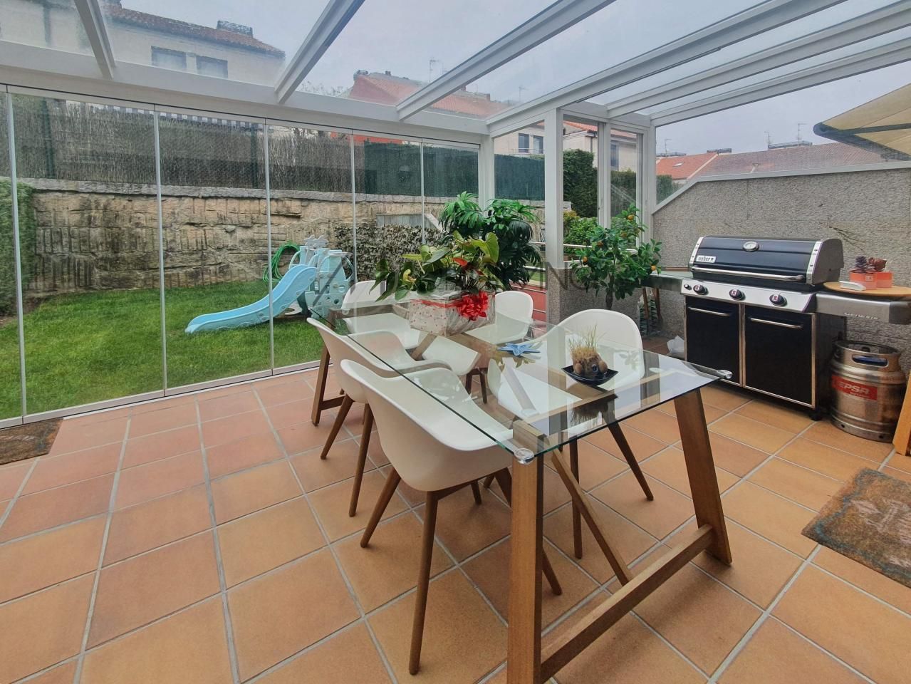 Terrassa de Casa adosada en venda en Vigo  amb Calefacció, Jardí privat i Parquet