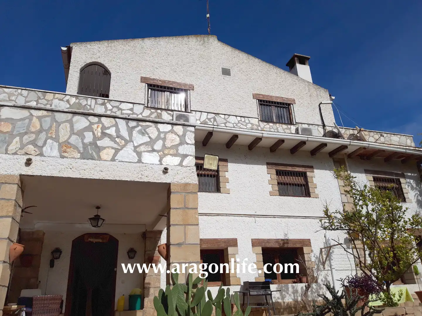 Vista exterior de Casa o xalet en venda en Caspe amb Aire condicionat, Calefacció i Jardí privat
