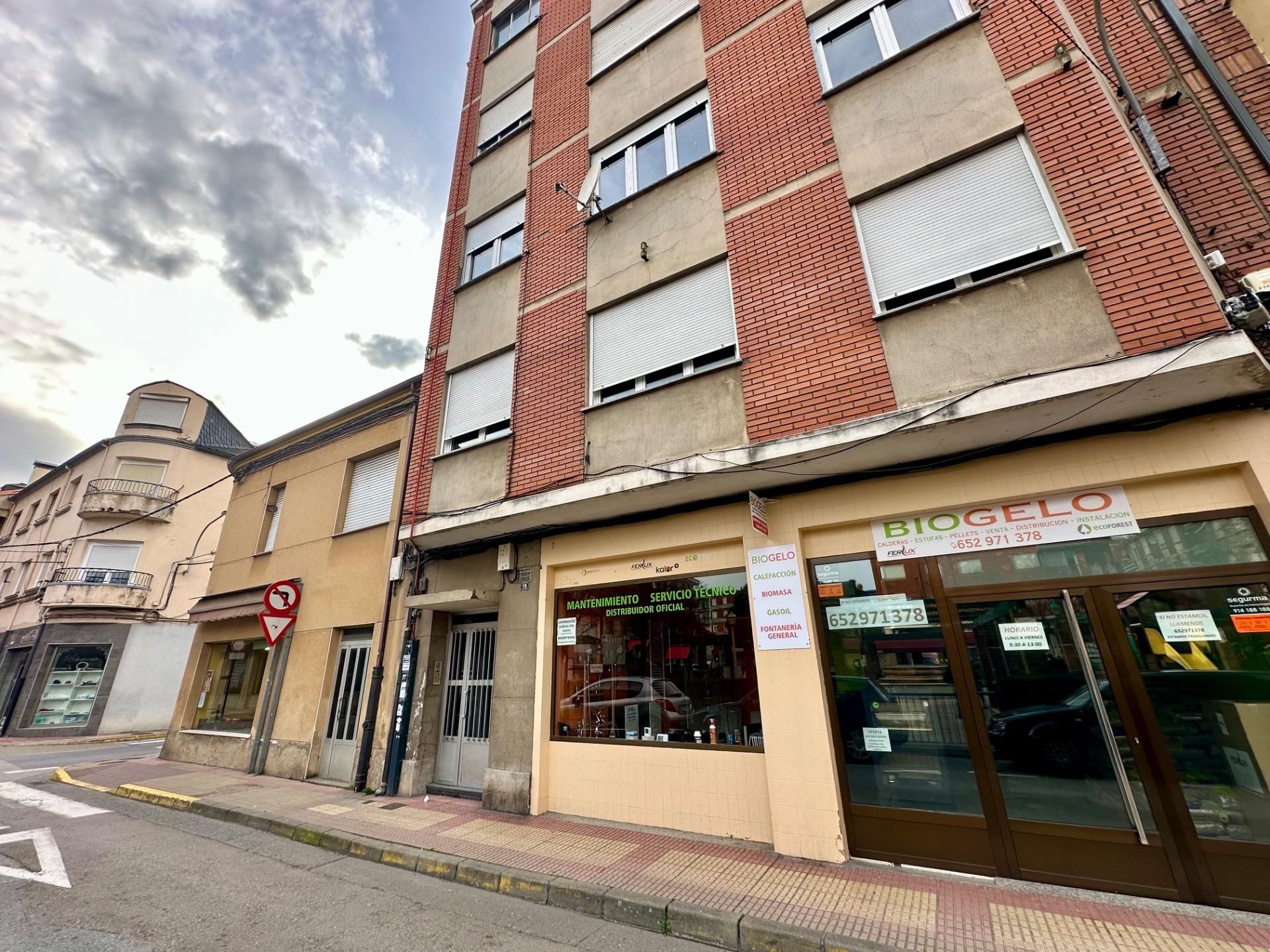 Vista exterior de Pis en venda en Bembibre amb Calefacció i Terrassa