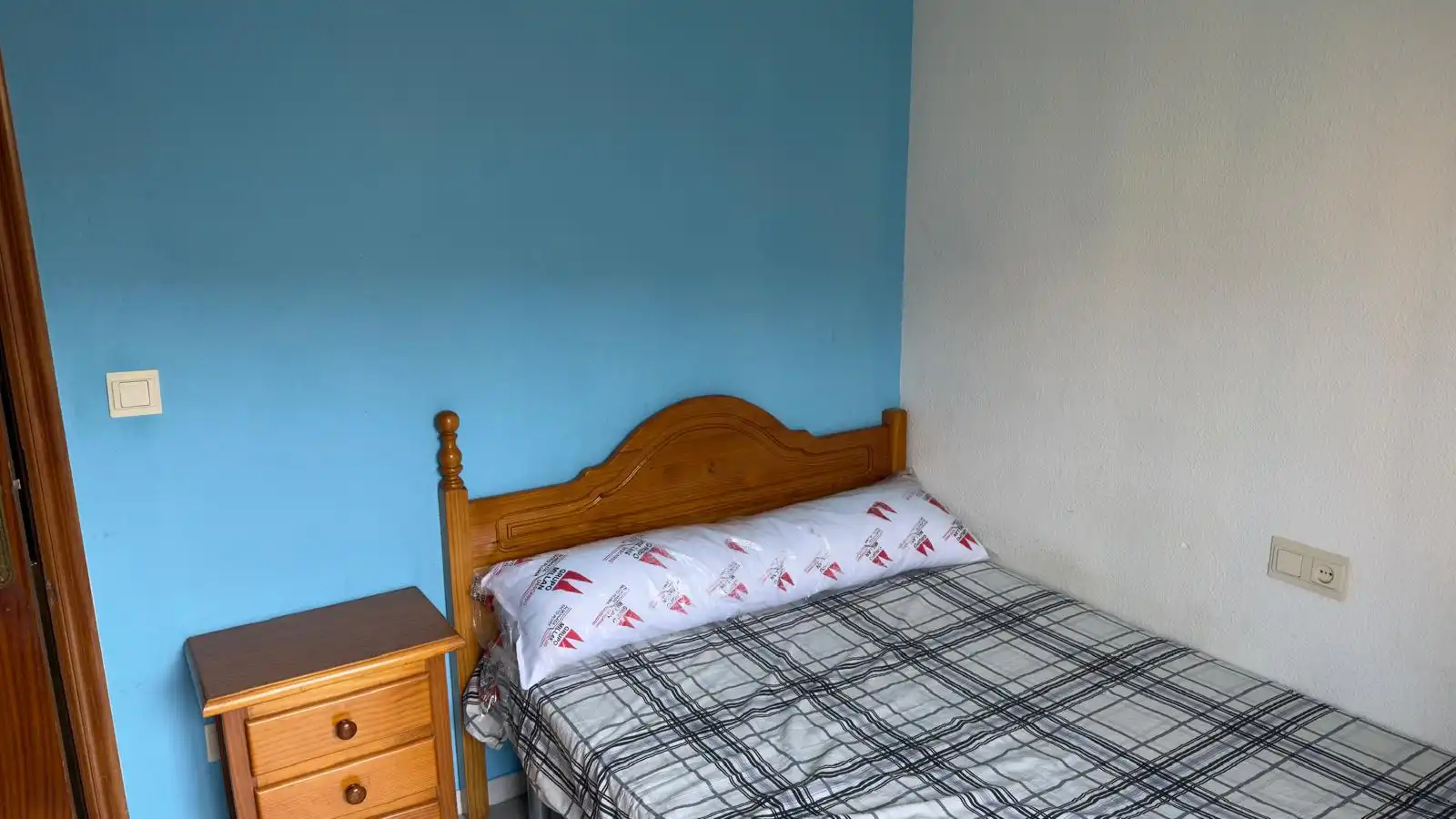 Habitación de Piso para compartir en Granada con Calefacción, Terraza y Amueblado