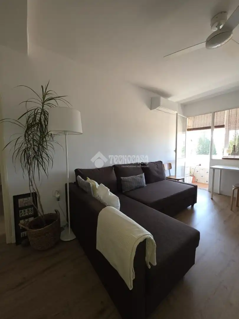 Living room of Flat for sale in Sevilla  with Air Conditioner, Terrace and Balcony