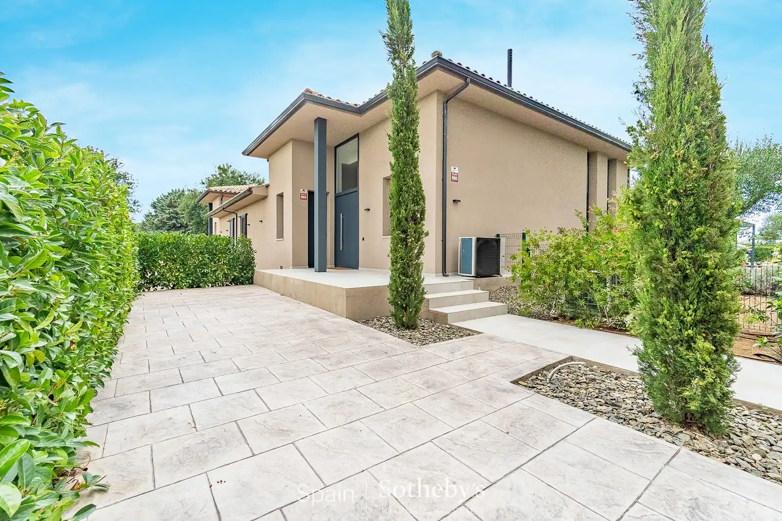 Vista exterior de Casa o xalet en venda en Navata amb Aire condicionat, Jardí privat i Terrassa