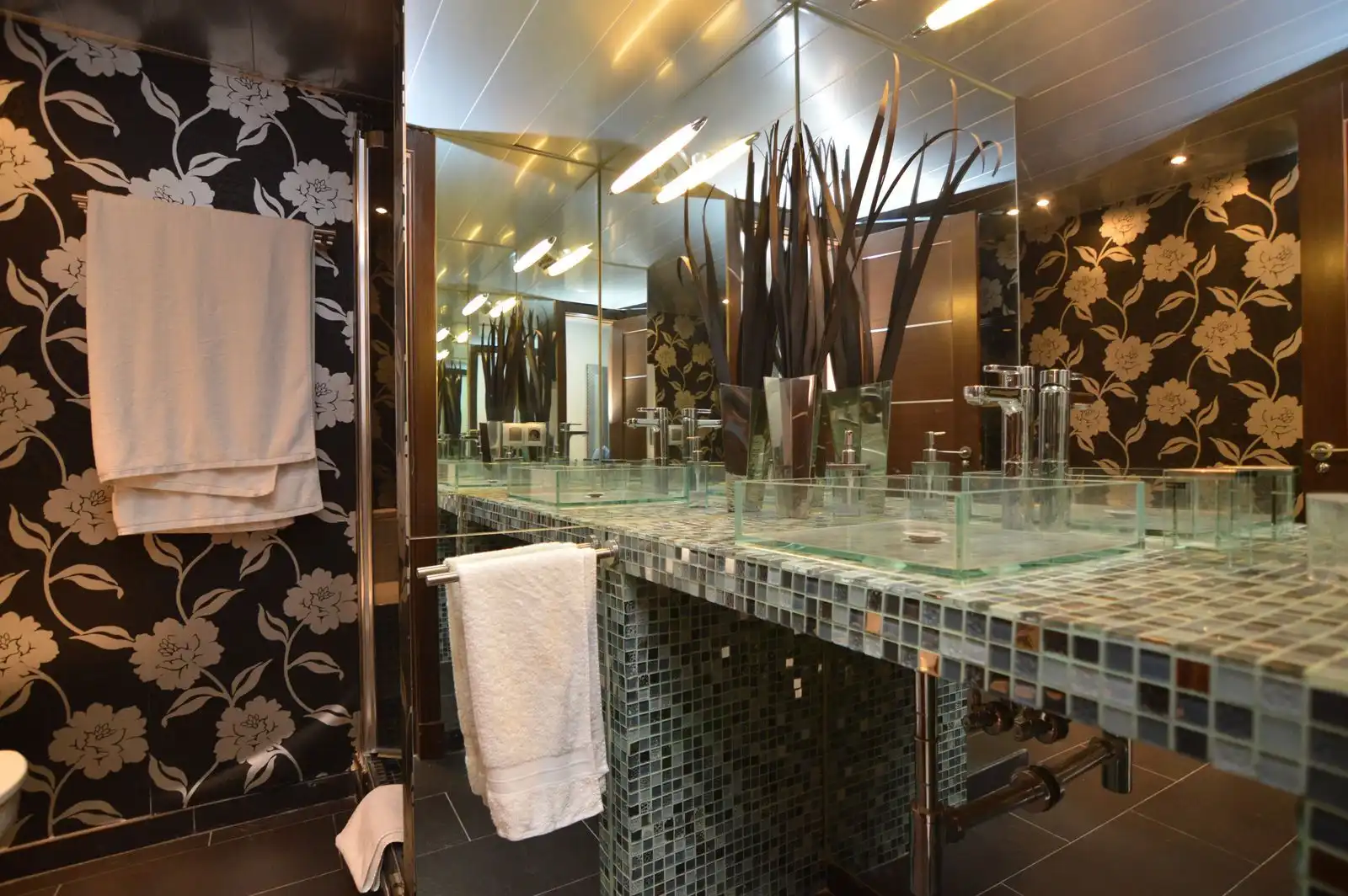 Baño de Piso en venta en Marbella con Aire acondicionado, Terraza y Amueblado