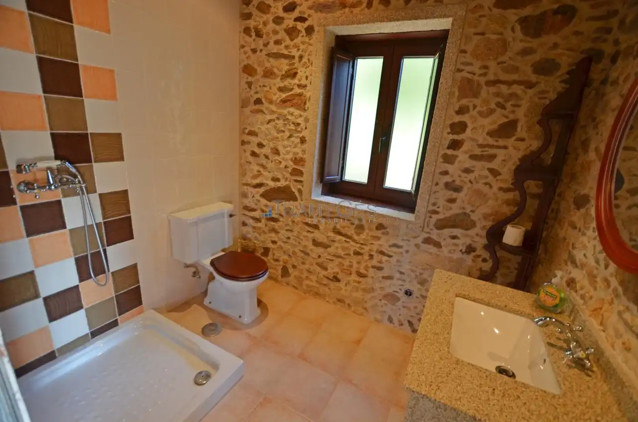 Baño de Finca rústica en venta en O Rosal   con Calefacción, Jardín privado y Terraza