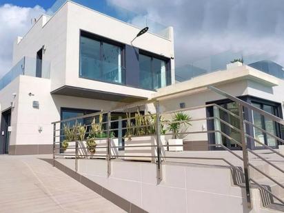 Vista exterior de Casa o xalet en venda en San Miguel de Salinas amb Aire condicionat, Jardí privat i Terrassa