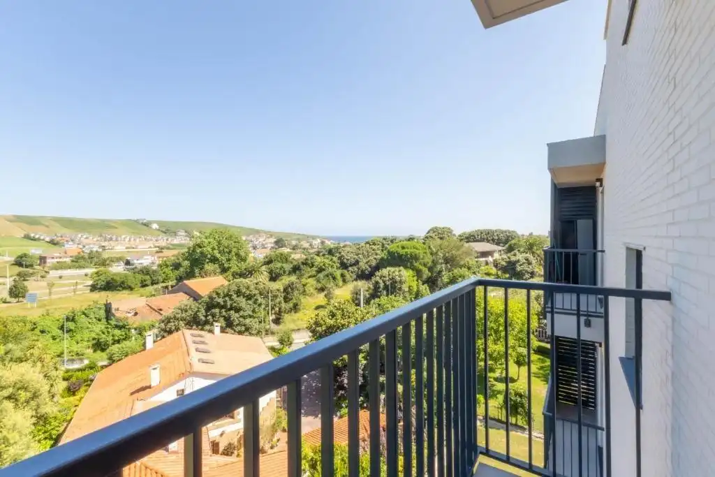 Terraza de Piso de alquiler en Santa Cruz de Bezana con Calefacción, Amueblado y Balcón