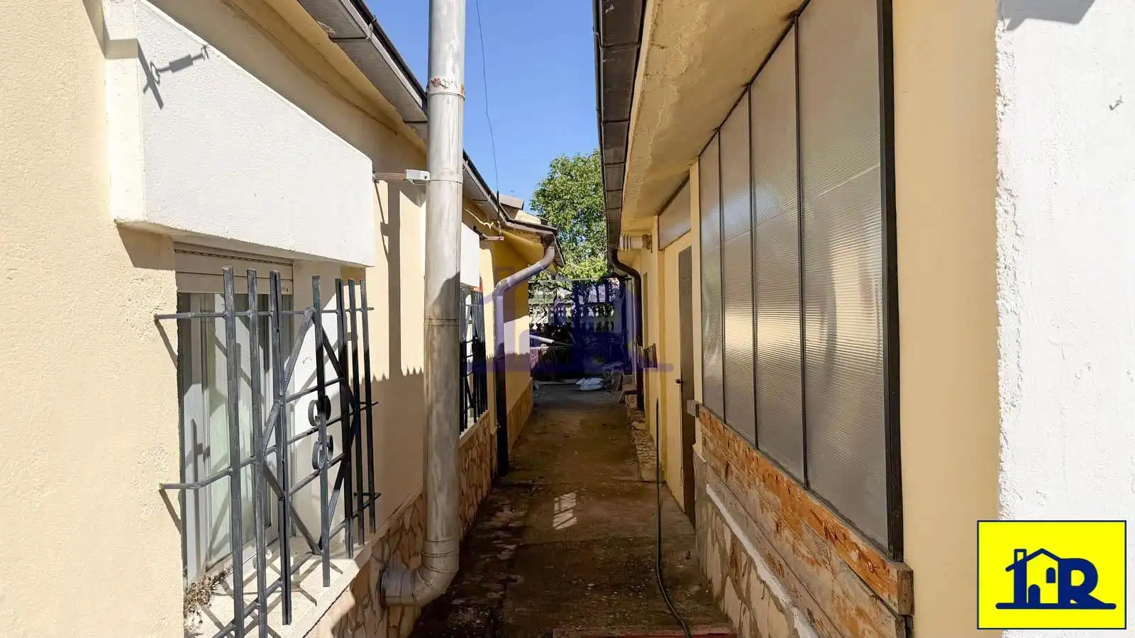 Vista exterior de Casa o xalet en venda en Cañada del Hoyo amb Calefacció, Terrassa i Traster