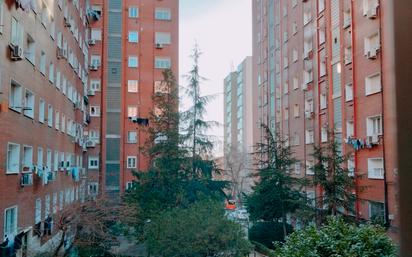 Exterior view of Flat for sale in  Madrid Capital  with Private garden and Balcony