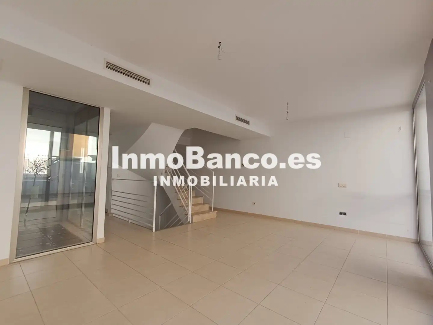 Einfamilien-Reihenhaus zur Miete in La Pobla de Vallbona mit Terrasse