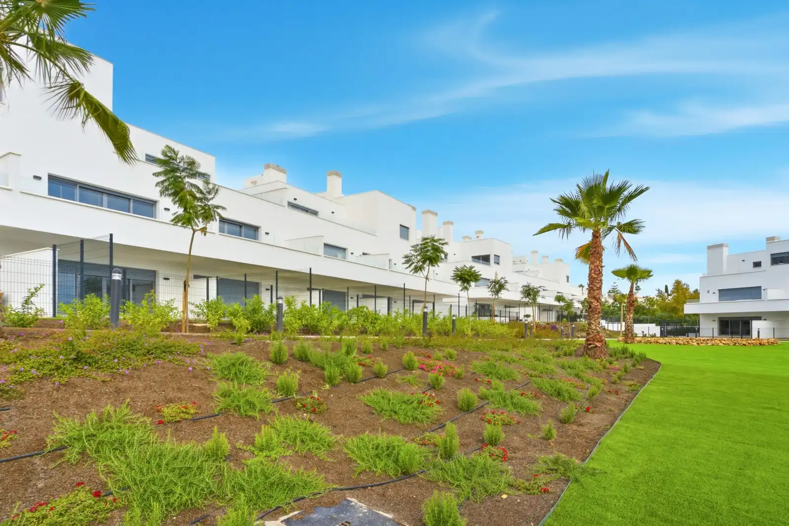 Vista exterior de Pis en venda en Estepona amb Aire condicionat, Terrassa i Piscina comunitària