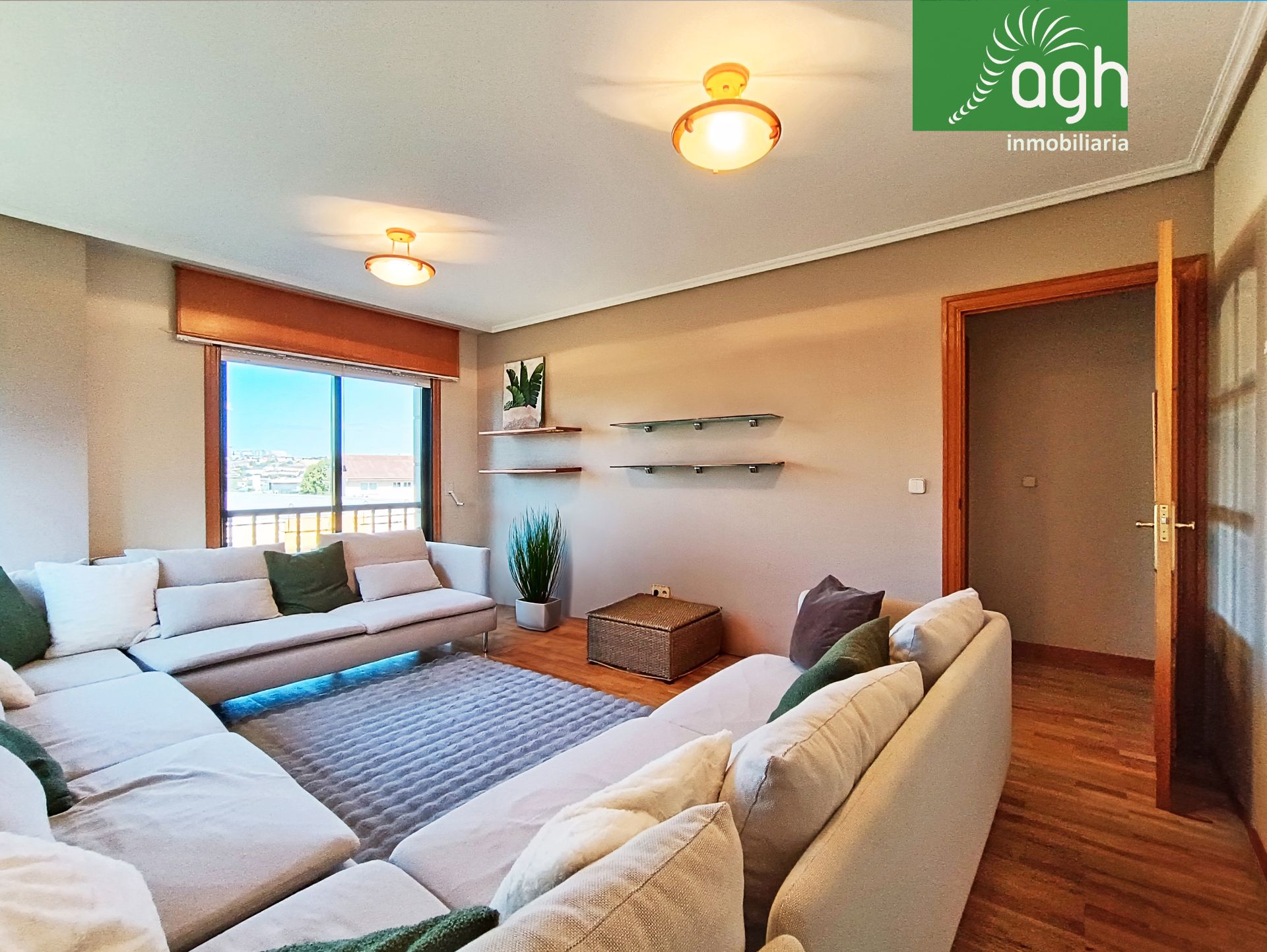 Sala de estar de Piso en venta en Oleiros con Calefacción, Parquet y Trastero
