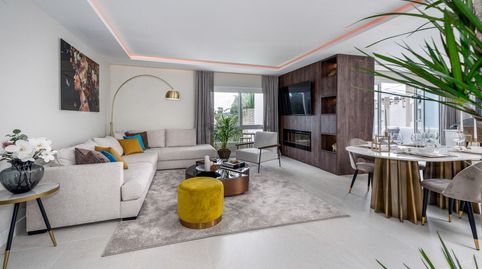 Bienvenido a este precioso ático de 3 dormitorios totalmente reformado en el corazón del valle del Golf en Nueva Andalucía, Marbel