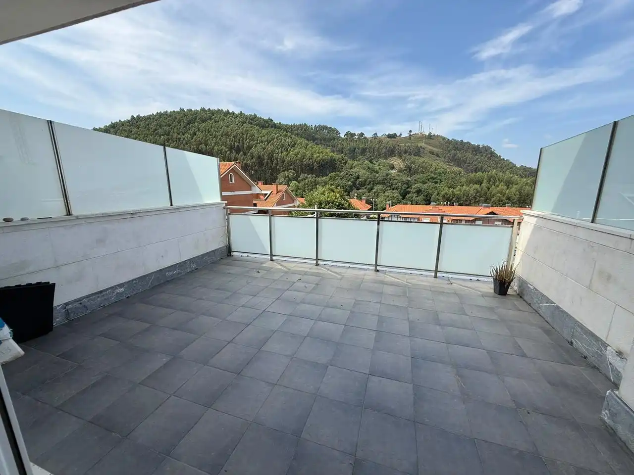 Terrassa de Casa adosada en venda en Castro-Urdiales amb Calefacció, Parquet i Balcó