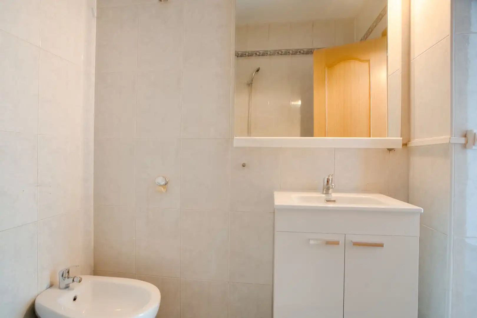 Badezimmer von Wohnung zum Verkauf in Barcelona mit Heizung, Balkon und Alarm