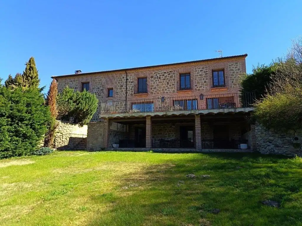 Exterior view of Buildings for sale in Navalonguilla