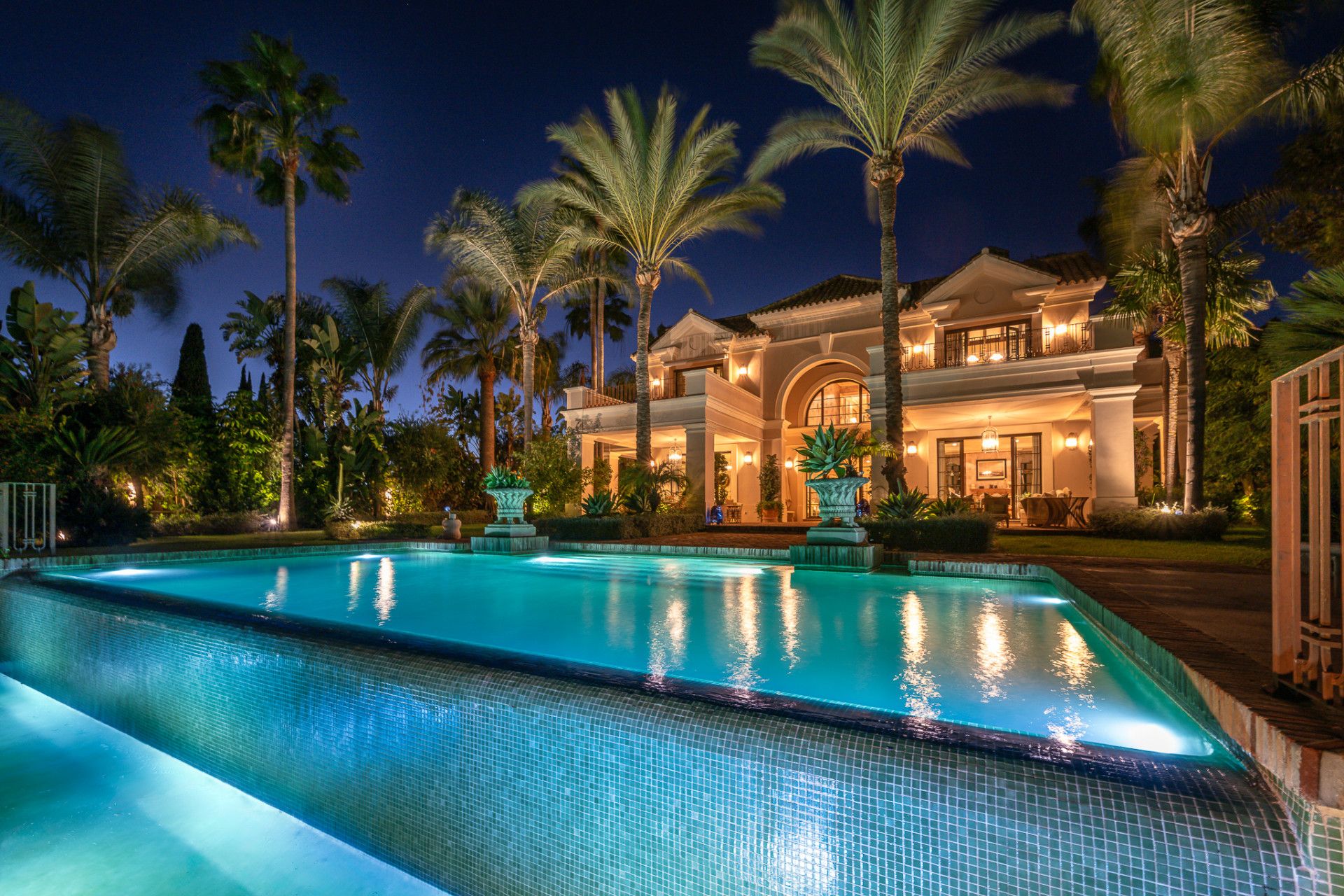 Swimming pool of House or chalet for sale in Marbella  with Air Conditioner, Heating and Private garden